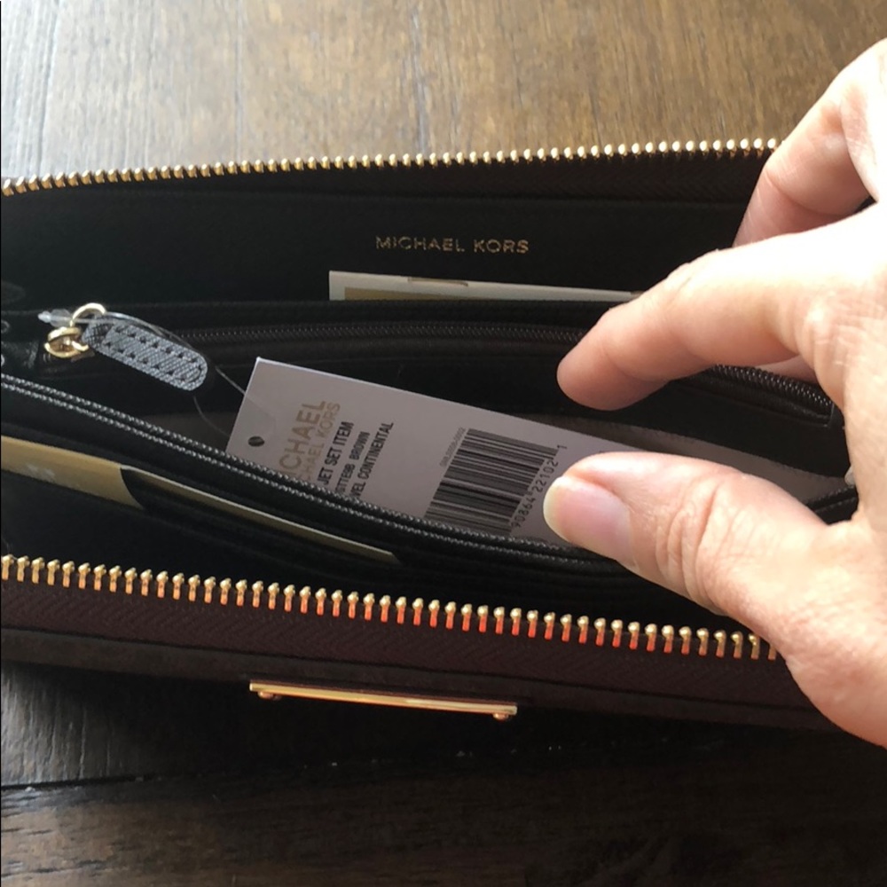 Michael Kors Jet Set Wallet - Picture 3 of 4